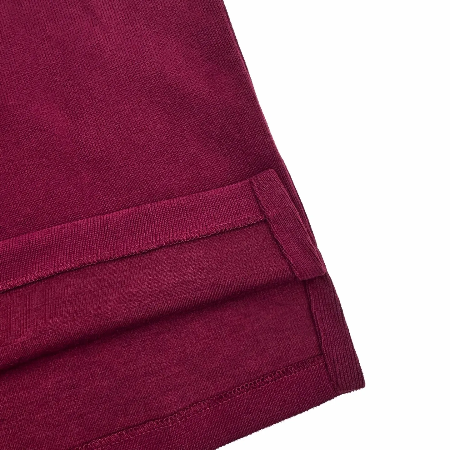 P340 Ralph Lauren colorful pony embroidered half-turtleneck sweatshirt. The original version was purchased for 1,690. The fabric is made of custom-made Yayun essence cotton velvet. It is soft and silky, comfortable and close to the skin. It is based on low-saturated brown and red and incorporates a hint of mystery in purple. The exquisite colorful pony logo jumps into burgundy and brings focus. It is highly recognizable. Simple and smooth lines outline the overall outline. The half-zipper design is sublimated. The leather tab of the zipper head is aged and slightly raw edges are retained. Hidden in the unintentional beauty, in the name of design, we create a new fashion realm for sweatshirts, using imported machine embroidery technology. We use advanced computer control systems and precision mechanical components to realize pony logo embroidery operations with high precision. The lines are smooth and delicate, and the fabrics have been washed. It has a better hand feel and texture. It is not easy to deform, shrink or fade, and maintains long-term beauty. Size:S-M-L-XL